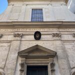 Facciata in pietra della Chiesa di Santa Maria del Suffragio in via Giulia a Roma ripresa dal basso verso l’alto.