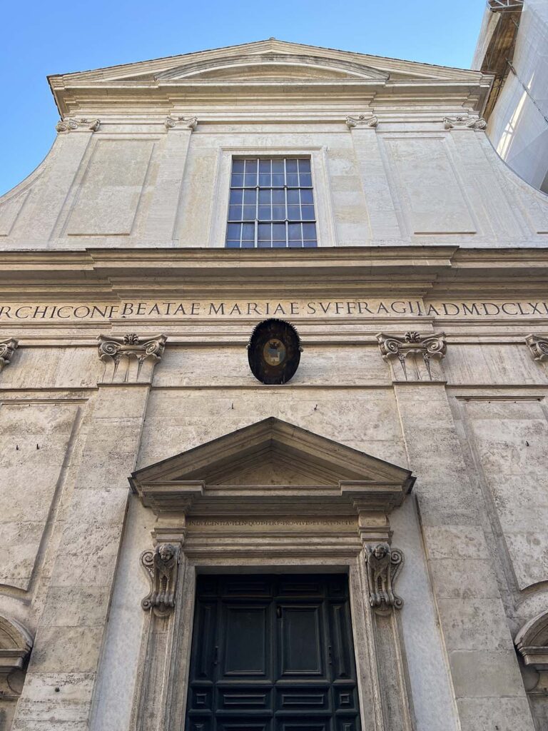 Facciata in pietra della Chiesa di Santa Maria del Suffragio in via Giulia a Roma ripresa dal basso verso l’alto.