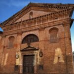 Facciata della chiesa di San Giovanni Decollato a Roma illuminata dalla luce del tramonto.