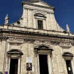 Facciata della chiesa di Santa Maria della Consolazione a Roma illuminata dal sole.