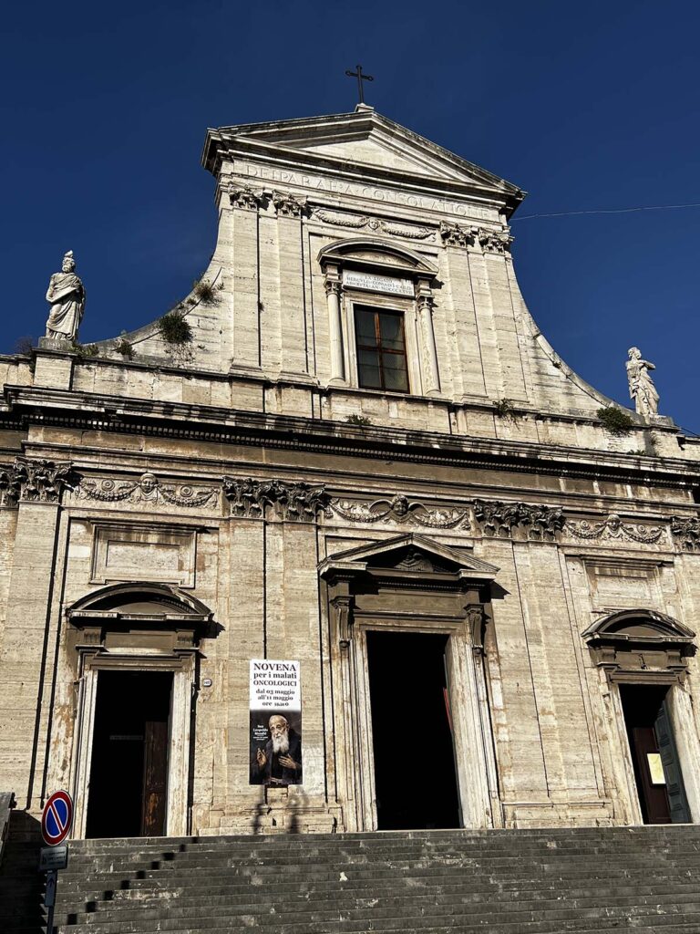 Facciata della chiesa di Santa Maria della Consolazione a Roma illuminata dal sole.