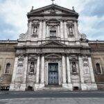 Facciata della Chiesa di Santa Susanna a Roma, ripresa frontalmente, con cielo leggermente nuvoloso.