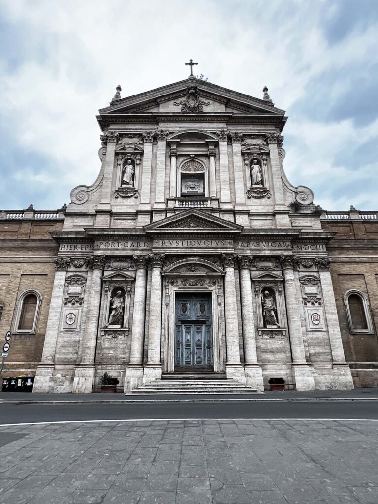 Facciata della Chiesa di Santa Susanna a Roma, ripresa frontalmente, con cielo leggermente nuvoloso.