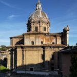 Facciata laterale della chiesa dei Santi Luca e Martina al Foro Romano illuminata dalla luce del tramonto.