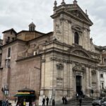 Facciata della chiesa di Santa Maria della Vittoria a Roma in una giornata nuvolosa.