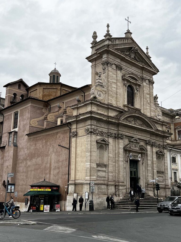 Facciata della chiesa di Santa Maria della Vittoria a Roma in una giornata nuvolosa.