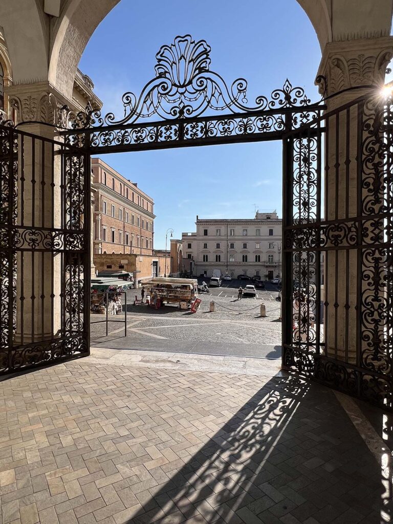 Cancello ingresso chiesa S. Pietro in Vincoli Rione Monti Roma