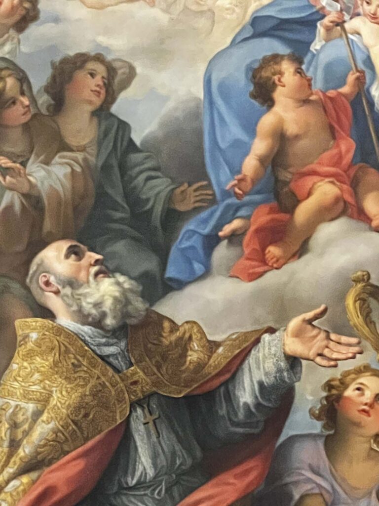 Affresco sacro raffigurante un santo anziano in preghiera che guarda verso Maria e il Bambino Gesù, circondati da angeli tra le nuvole.